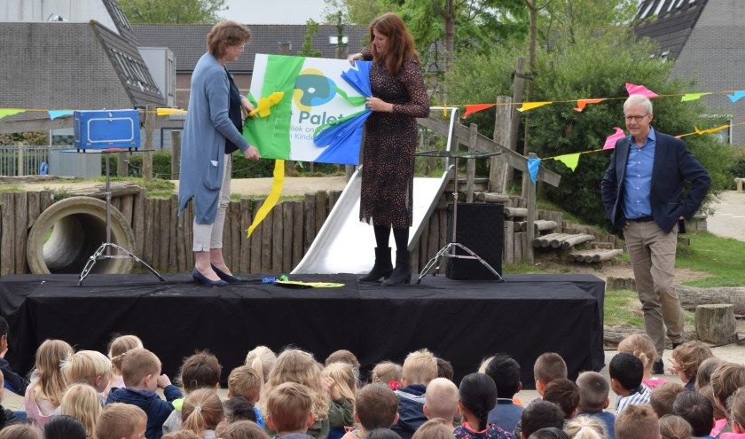 Toekomstig directeur Annemieke Weijsters onthulde samen met Erna Maassen van Kern Kinderopvang het nieuwe logo. Foto: Monica Zomer