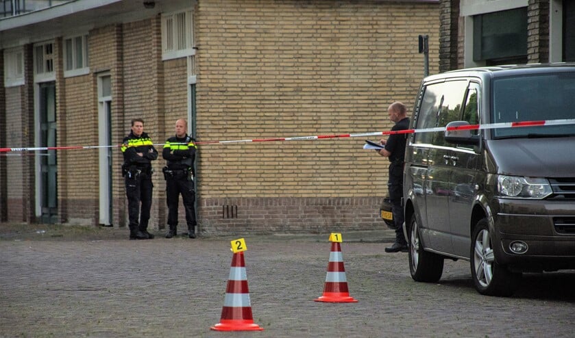 Onderzoek door de politie op de plek waar kogelhulzen zouden zijn gevonden (foto: Sebastiaan Barel).