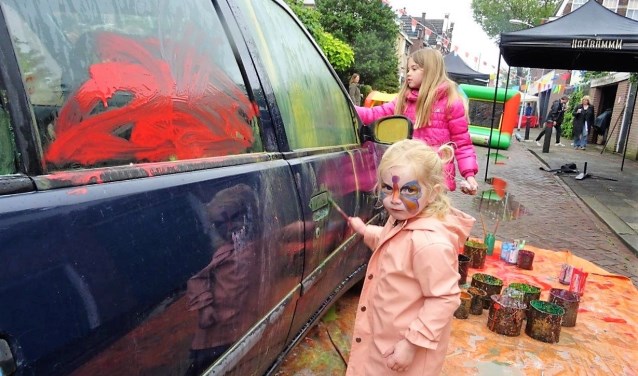 De kinderen konden een auto bekliederen om er zo een kunstwerk van te maken (foto: Ap de Heus).