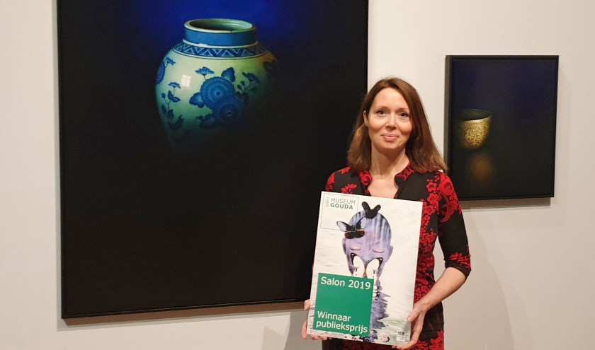 Kunstenaar Debora Makkus uit Zoetermeer bij haar schilderijen in Museum Gouda. Foto: pr