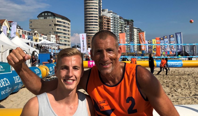 Zoon Dustin en vader Ed Bontrop uit Zoetermeer vieren hun winst op het Zeeuwse strand. Foto: pr