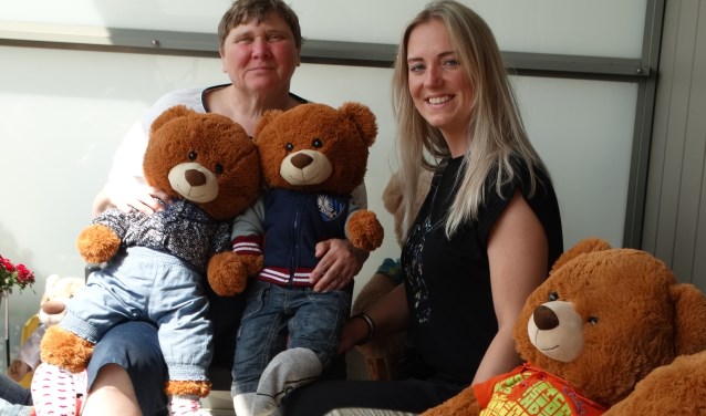 Roxy met bewoonster Carolien en haar berenfamilie.