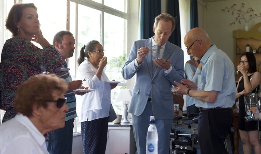 Wethouder Jan-Willem Rouwendal en een aantal ambtenaren bezoeken het wijkleercentrum 'Alles voor Elkaar (Foto: Hilbert Krane)