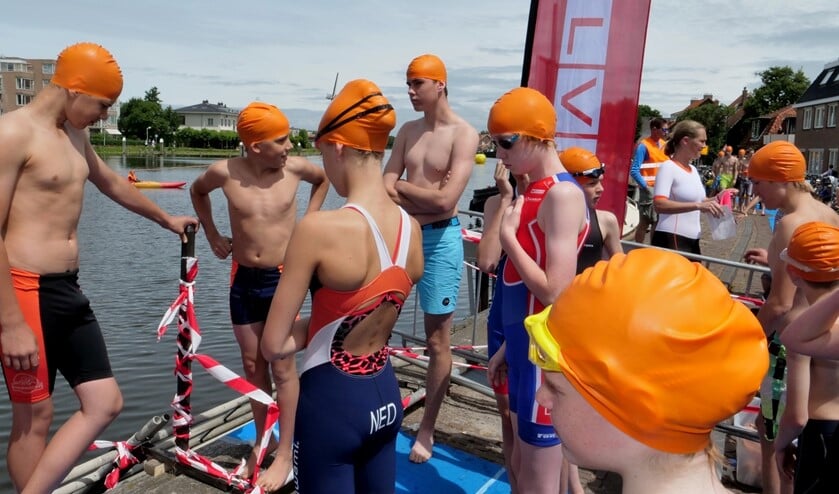 Jeugdige deelnemers aan de Vliet op de Leidsekade in afwachting van de start (archieffoto: Ot Douwes).
