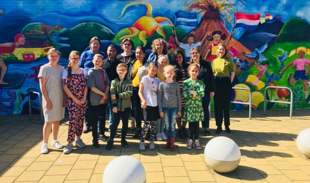 De onthulling van de muurschildering vond plaats door wethouder Groeneveld ten overstaan van de kinderen en alle betrokkenen. Foto: pr