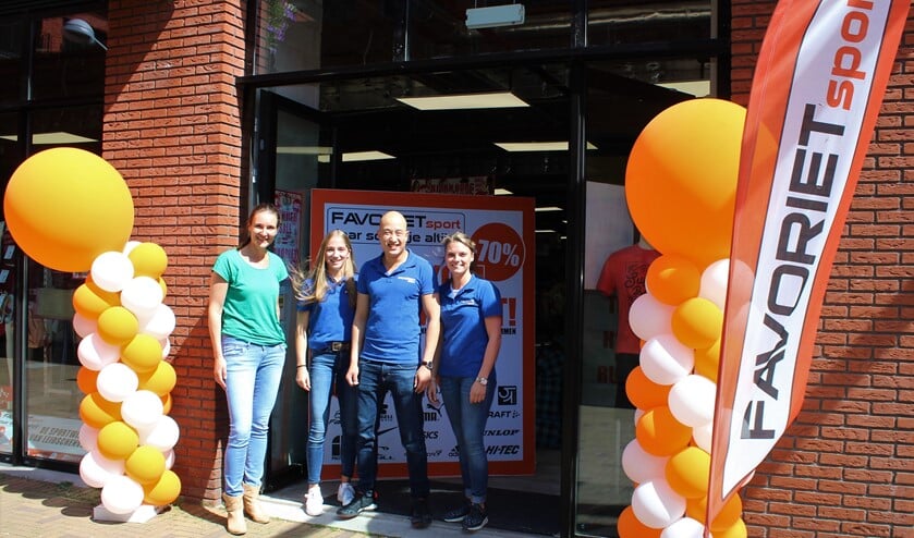 Het team van Favoriet Sport aan de Simon Carmiggelthof in winkelcentrum 't Hoge Veen in Leidschenveen (foto/tekst: DJ).