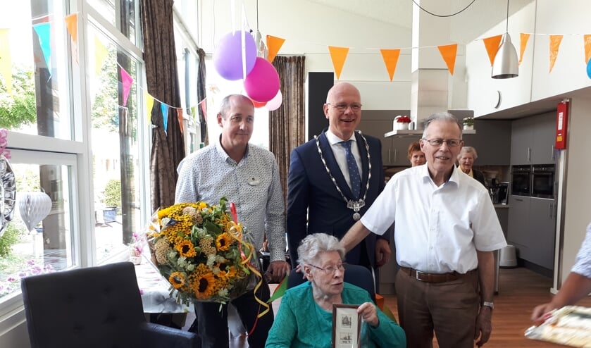 De heer en mevrouw Mulder-van Oosten met burgemeester Klaas Tigelaar (foto: familie Mulder).