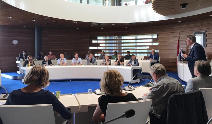 Wethouder Albert Abee van Lansingerland aan het woord tijdens de presentatie van de verkenning. (Foto: Twitter/@Abee_Albert)