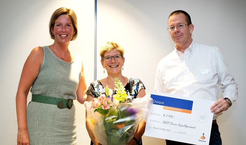 Op de foto staan Monique Segijn (Bureau vrijwilligerswerk) en Richard de Haan (lid van de werkgroep Helden om de Hoek).