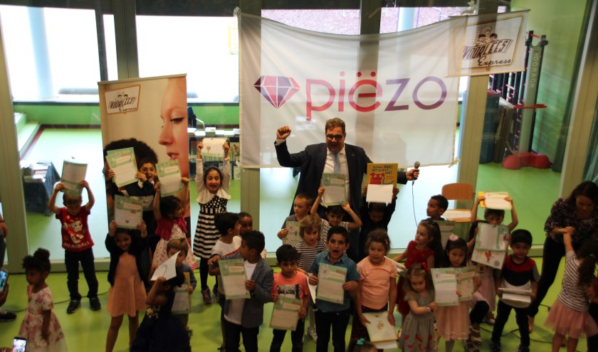 Twintig weken lang werd bij de kinderen thuis voorgelezen door een voorleesvrijwilliger van de VoorleesExpress. Foto: Adrie van Dijk