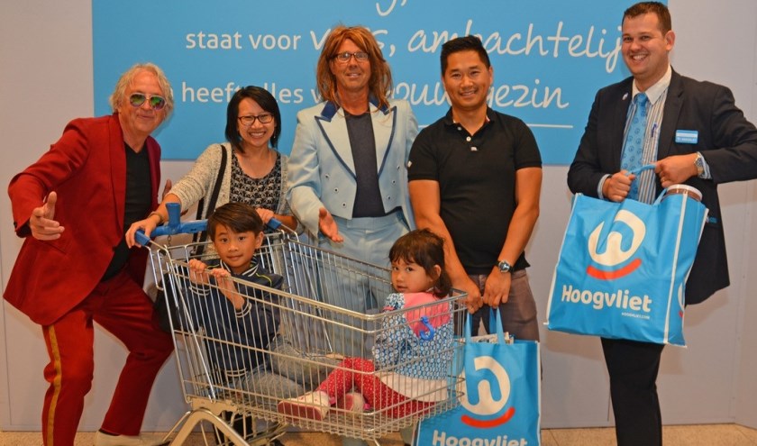 Dit zijn de gelukkige winnaars van de eerste hoofdprijs in de Zinderende Zondagse Zomerloterij. Foto: Gerard van Warmerdam