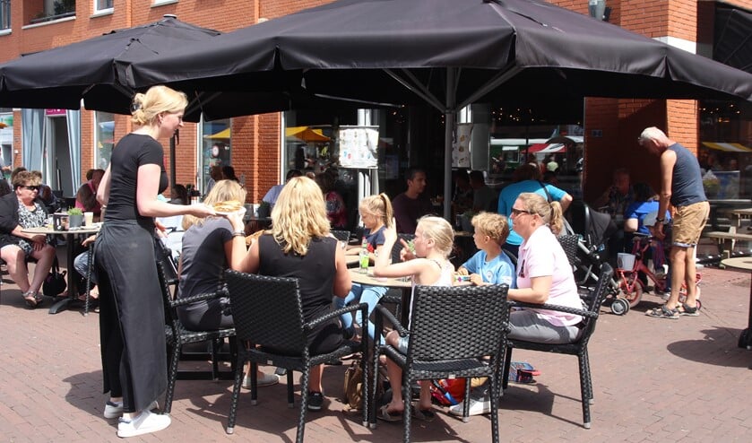 Een broodje en een bakkie in de zomerzon. (foto's: Roel Schmitz)