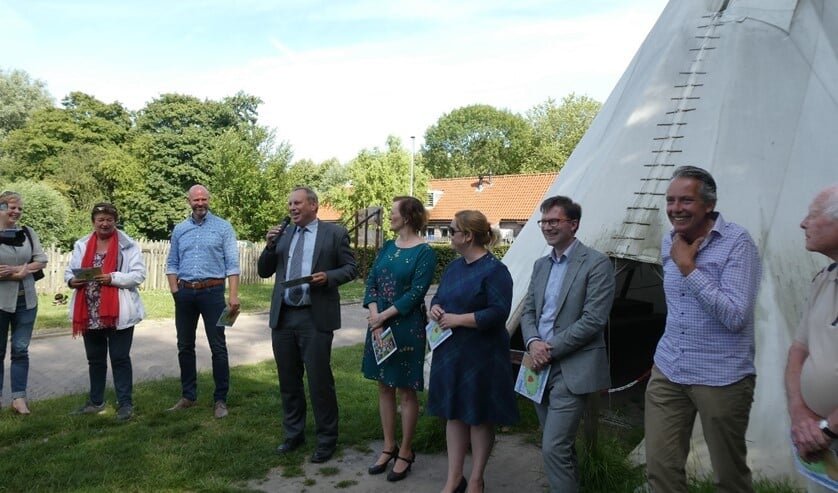 Van links naar rechts: Wethouder Hennevanger (microfoon), Wethouder Huijsmans, Wethouder Jense, Wethouder Brandligt, Gé Kleijweg.