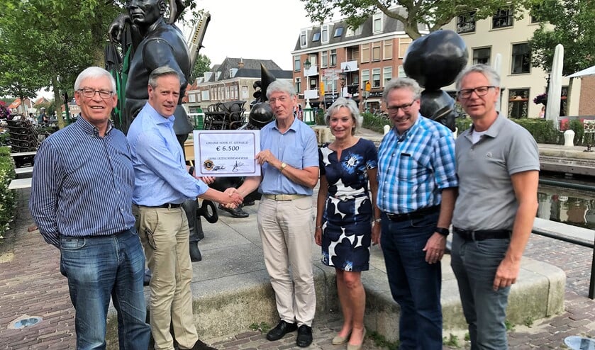 V.l.n.r.: Kees Booij (Lions), Stefan van Huizen (Lions), Marcel Mooijman (Leergeld), Roos Reichert (Leergeld), Bosco Smit (Leergeld) Walther Stokman (Lions).