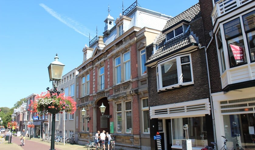 Het pand Herenstraat 42/44 wordt verkocht voor de bouw van een supermarkt, 30 woningen en een parkeergarage (archieffoto).