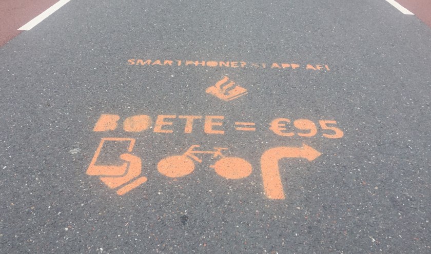 SMARTPHONE? ST APP AF! Foto genomen op de Tweede Stationsstraat bij het tunneltje naar de Derde Stationsstraat toe. Foto: Bas van der Ploeg