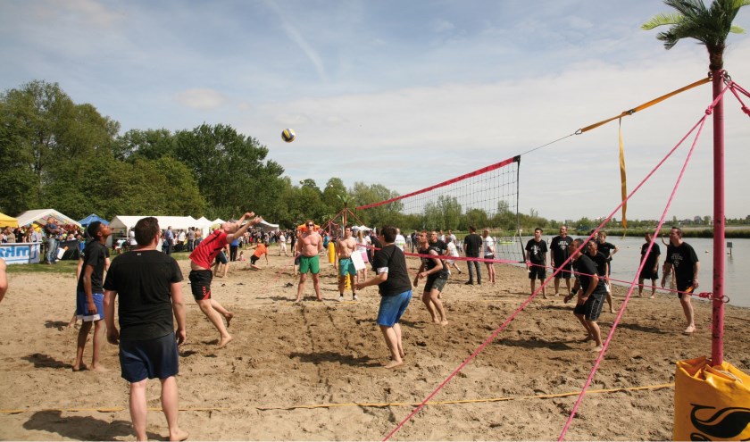 Volleyen op meerdere velden en veel entertainment. Foto: pr