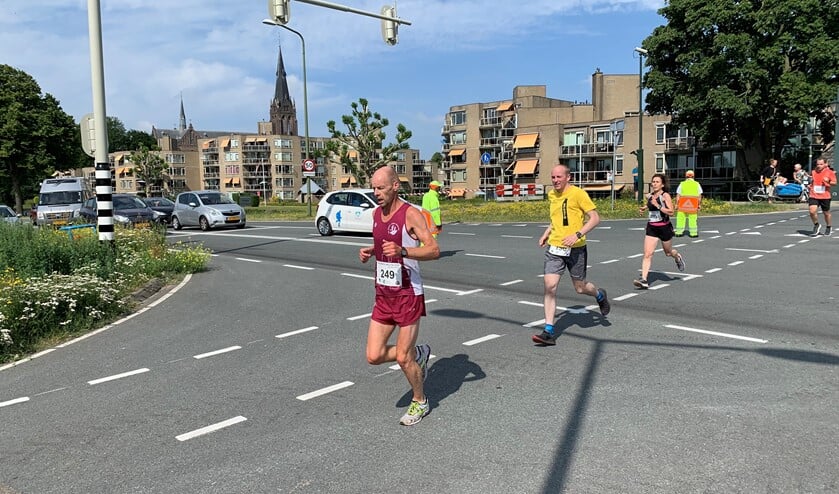 De loper steken, komende vanaf de Wijkerbrug, de Westvlietweg over richting de finish bij AV Sparta (foto: Ron Klaassen).