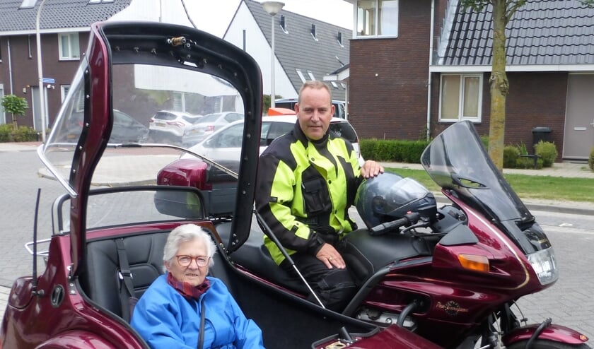 De bekende dorpsgenoot Gerco ging vorig jaar met mevrouw Huijbers op pad.