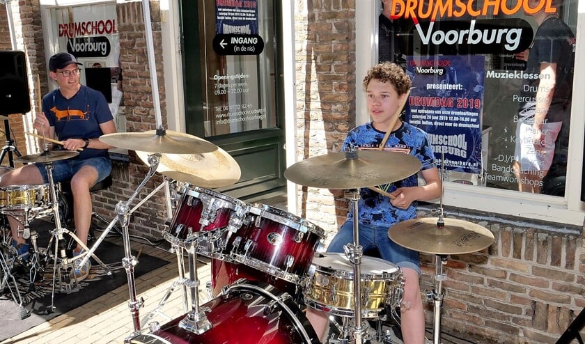 De tent zorgde voor schaduw, zodat de drummers niet in de volle zon hoefden te spelen (foto: Ot Douwes).
