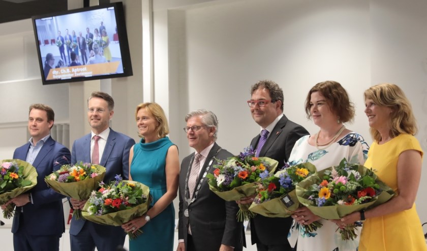 De Perspectiefnota 2019 van het college (foto van aantreden in 2018) valt absoluut niet in goede aarde bij de acht oppositiepartijen. Foto: Jan van Es