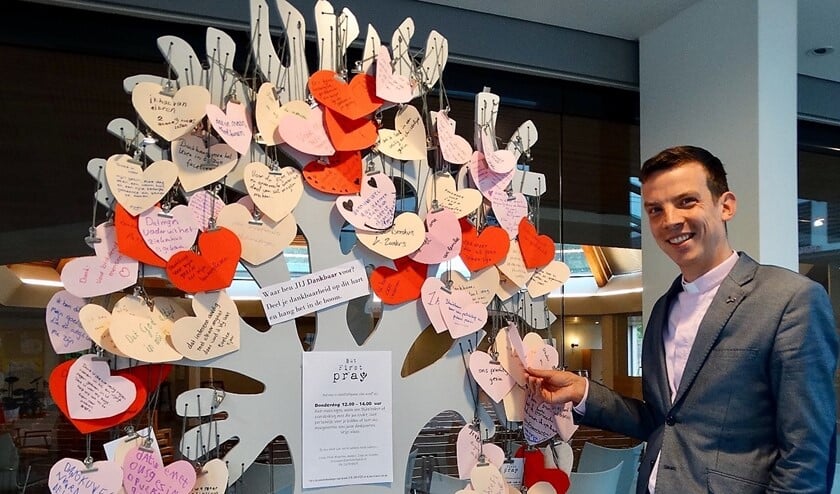 Dominee Robert bij de levensboom die werd gemaakt voor 50 jaar Kerkelijk Centrum Delfgauw.