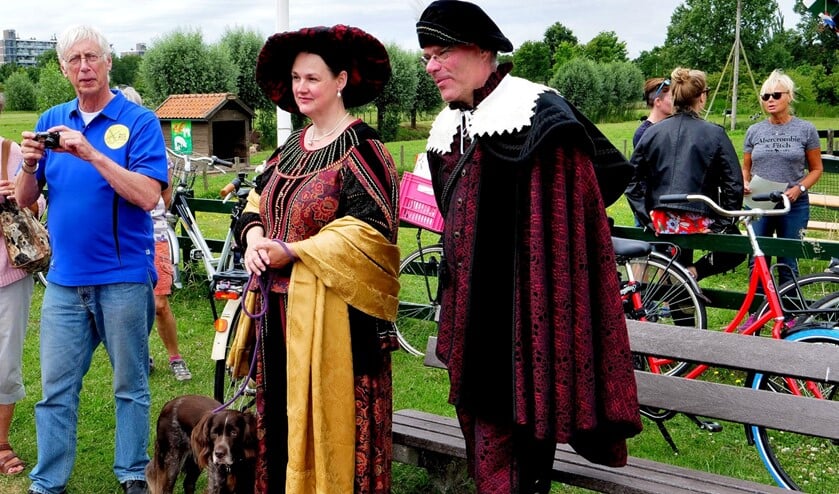 Rembrandt en Saskia arriveren bij molen De Vlieger in Voorburg (foto: Ot Douwes).