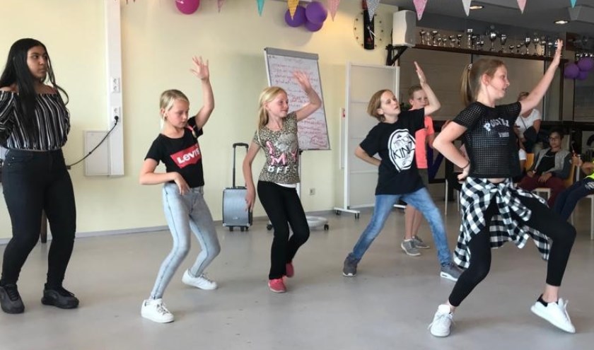 Dansdocent in spe Fiene (r.) studeerde met de kinderen een choreografie in. Foto: Piëzo