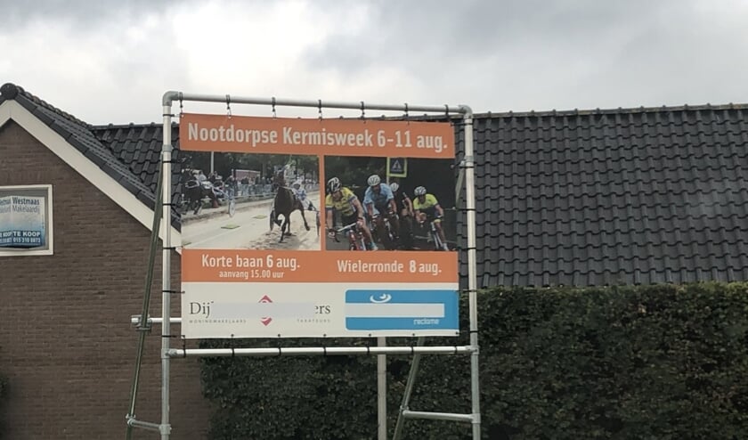 Met tape zijn de sponsors onzichtbaar gemaakt.