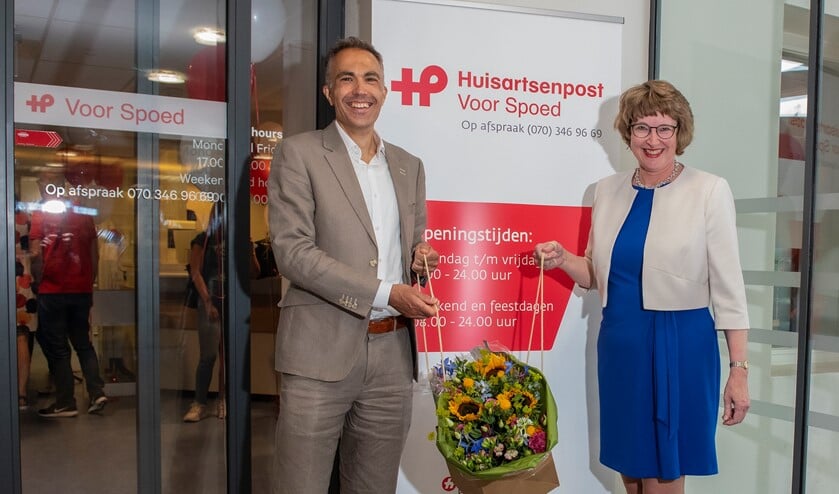 Wethouder Juliette Bouw is blij met de opening van de huisartsenpost (Foto: Michel Groen).