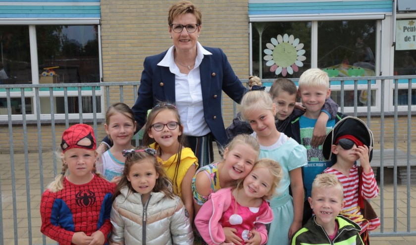 Directeur Elly Segboer met enkele kinderen van IKC De Baanbreker. Foto: Jan van Es