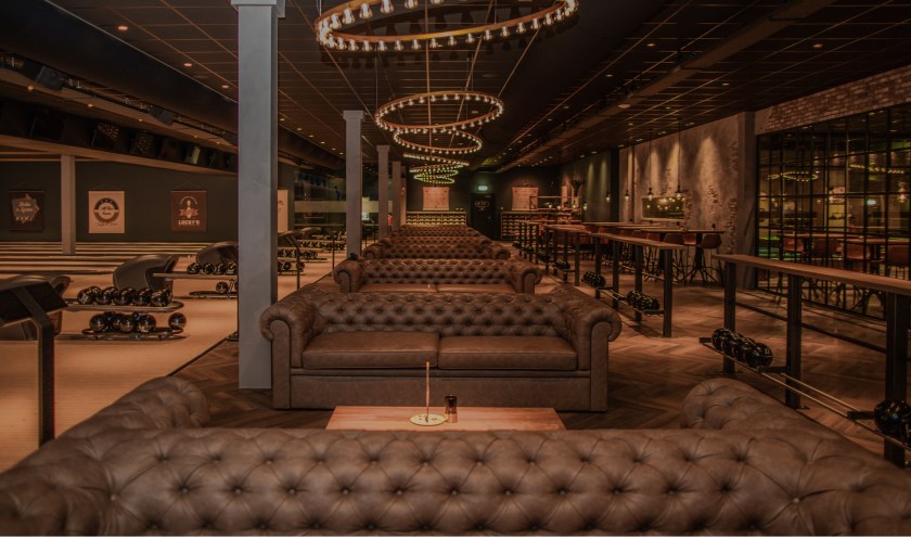 Lucky's Bowling heeft een industriële, vintage uitstraling met opvallende festival-achtige lampen en comfortabele Chesterfields. Foto: pr