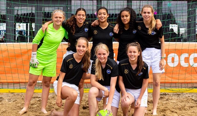 Zelfs in het zand gaan de DSVP-meiden als een speer.