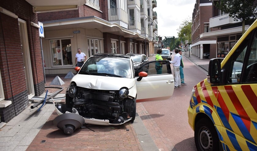 De auto raakte, net als de getroffen lichtmast, zwaar beschadigd (foto: Sebastiaan Barel).