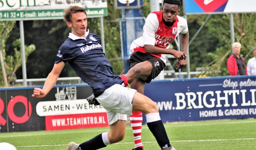 RKAVV-spits Lovette Felicia (ex-VVSB) scoort de 3-4 tegen Quick.