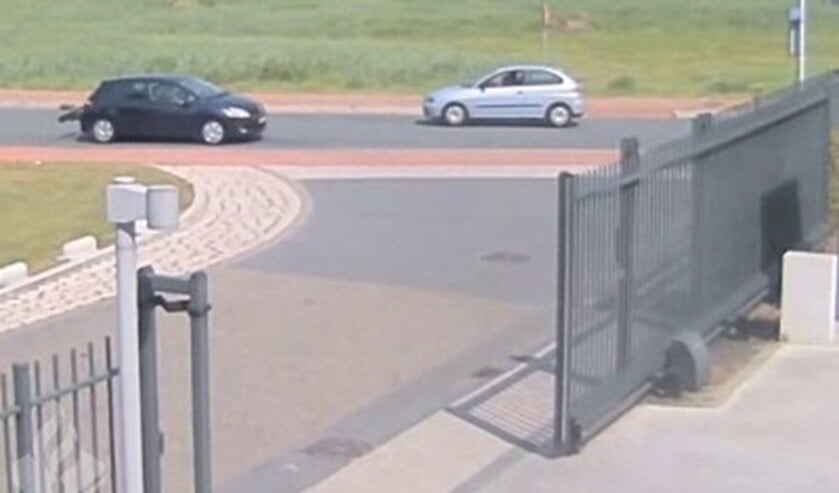 Een lichtblauwe Seat Ibiza en donkere Toyota met fietsendrager.