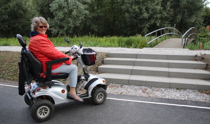 Mevrouw Letty IJzinga was gewend om ‘over te steken’ van het ene bosdeel naar het andere, maar met een scootmobiel is dat in de nieuwe situatie een lastig verhaal.