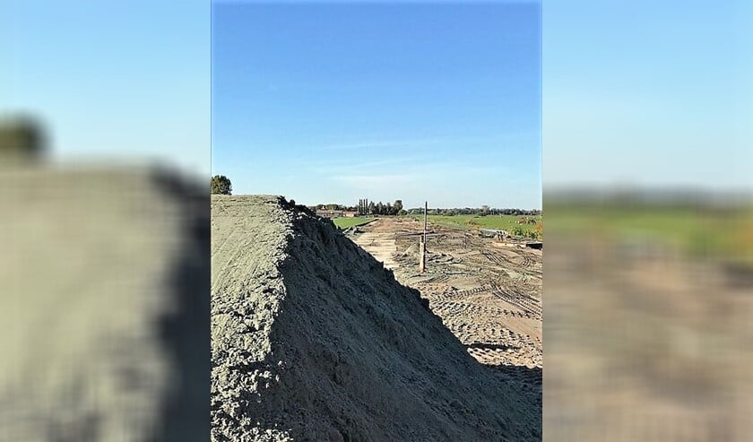 De voorbelasting van de Veenpolderweg is momenteel nog in volle gang (foto: gemeente LDVB).
