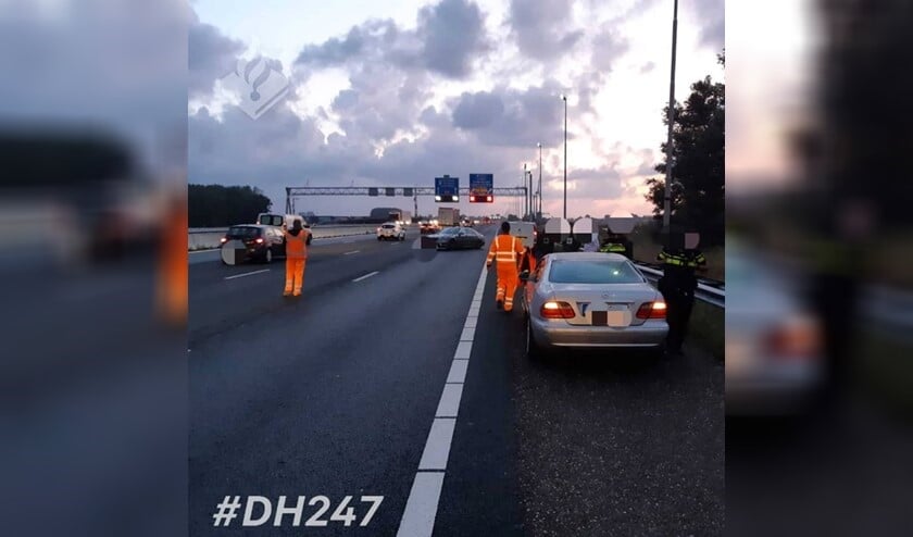 Eén voertuig stond overdwars op de snelweg (Foto: Politie LV).
