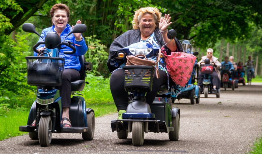 Sonja en Elze genieten zichtbaar tijdens de scootmobieltocht door het Zoetermeerse groen. Foto: Regio TV infothuis