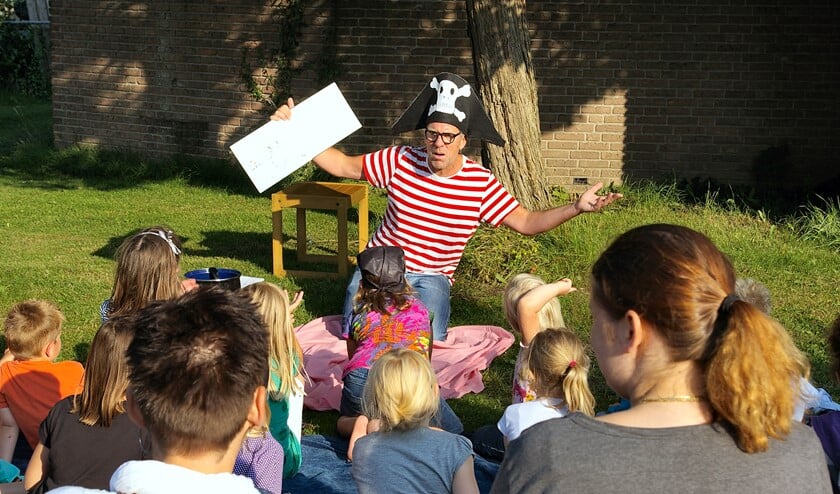 Ton Meijer neemt de kinderen mee op zijn piratenavontuur.