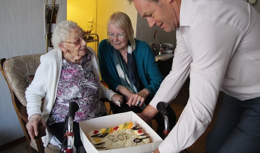 Van de burgemeester kreeg de 103-jarige bloemen en van Veenhage een lekkere taart.