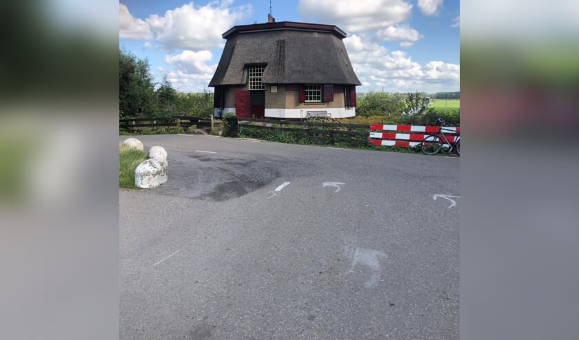 Links in de bocht ligt los grind. Dit zorgt voor een heleboel vervelende ongelukken.