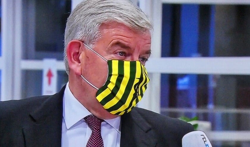<p>Burgemeester Jan van Zanen na afloop van overleg van het Veiligheidsberaad op maandagavond in het Haags Stadhuis. Hierbij waren ook de ministers Hugo de Jonge en Ferdinand Grapperhaus aanwezig. Foto: Jan van Es</p><p><br></p>