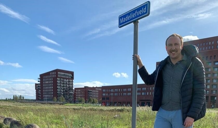 <p>William De Blok in Leidschenveen: 'Ecologische zone Madeliefveld moet de aandacht krijgen die het verdient.' Foto: pr</p>