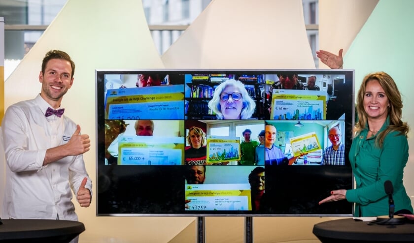 <p>Een van de winnaars van de Energie uit de Wijk Challenge samen met meteoroloog en klimaatambassadeur Helga van Leur. Foto: Valerie Kuypers</p>