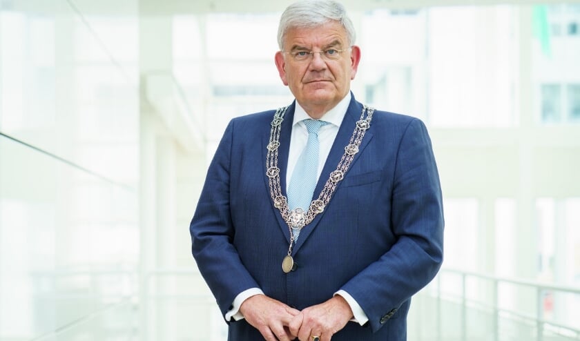 <p>Burgemeester Jan van Zanen: 'Zolang er geen vaccin bestaat is corona een groot gevaar. In de eerste plaats voor ouderen en mensen met gezondheidsproblemen. Maar corona kan ons allemaal treffen.' Foto: Gemeente Den Haag</p>