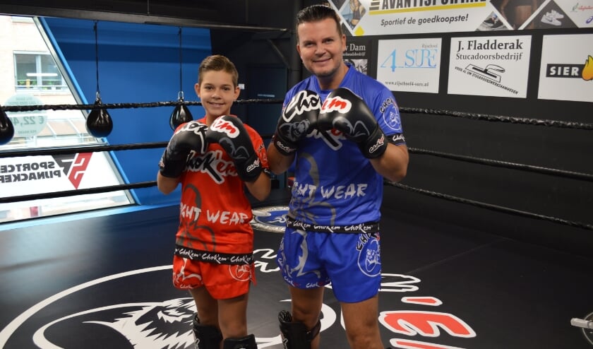 <p>Kickbokser Jaylen met zijn vader Mike Peterson in de ring. Tekst en foto: Ed Nulle.</p>