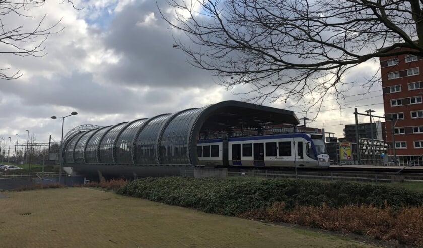 <p>Station Leidschenveen bestaat uit een op een viaduct gelegen hoog gedeelte (te zien op foto) en een laag gedeelte. Foto: Peter Zoetmulder</p>