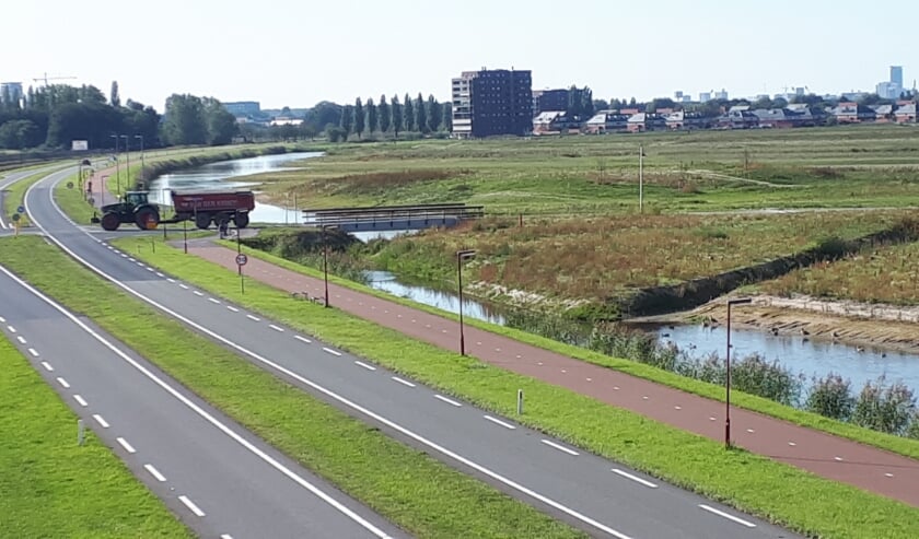 <p>Zicht vanaf de fietsbrug over de Zoetermeerse Rijweg die langs de Nieuwe Driemanspolder loopt. Hoofdfoto: Ronald Koster. Overige foto's: Peter Zoetmulder</p>